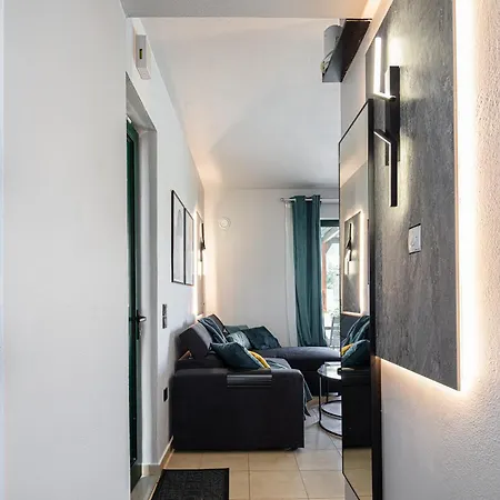Lea, Stylish, With Common Pool Villa *
