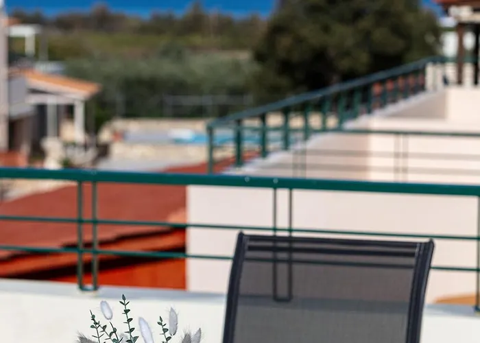 Lea, Stylish, With Common Pool Вилла