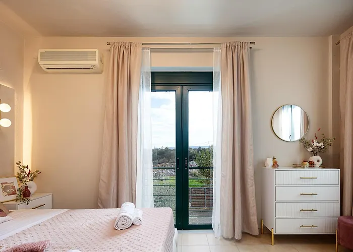 Lea, Stylish, With Common Pool Вилла